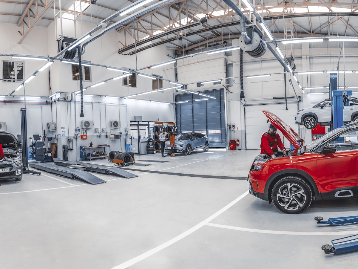 Fahrzeug in der Halle des Autohauses
