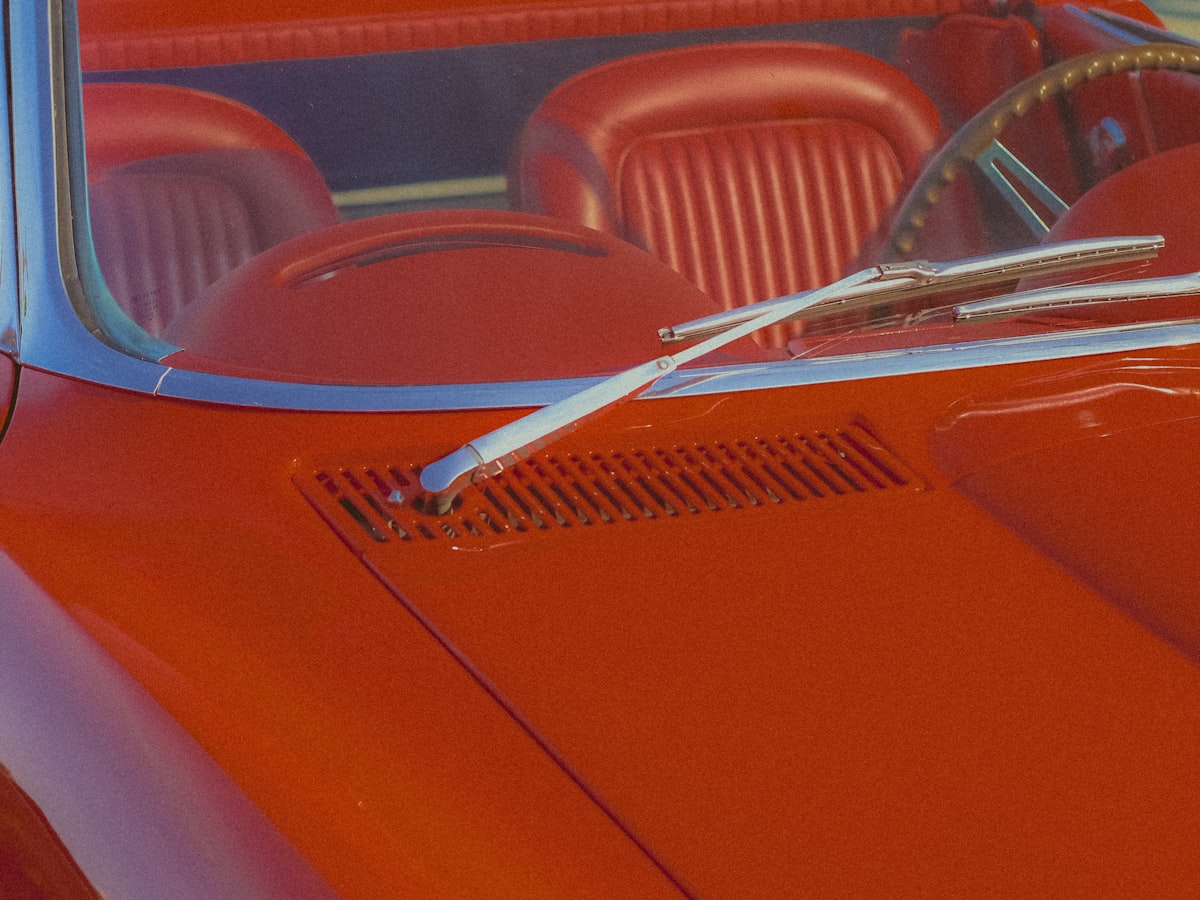 Motorhaube eines klassischen Fahrzeugs